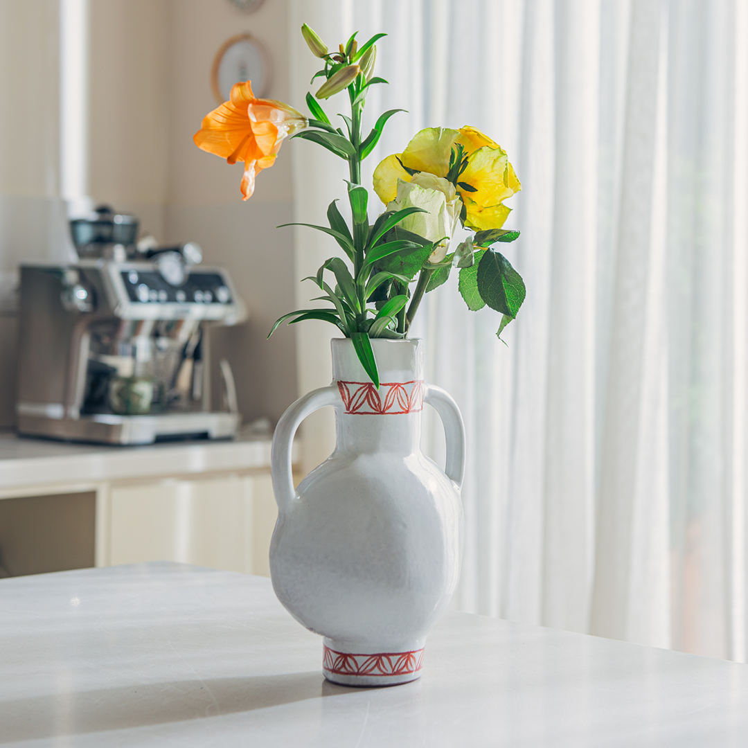 Leaf Grip Vase - Ellie Home